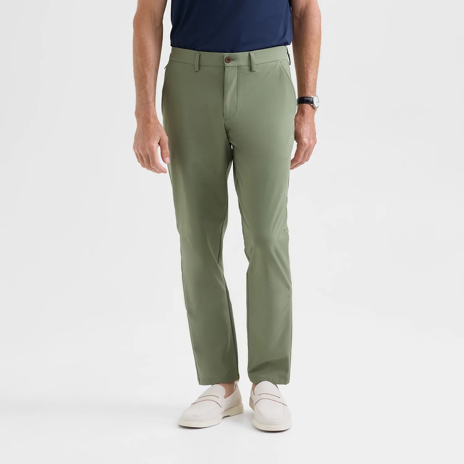 Positano Travel Chino in Olive – lightweight, breathable, and built for comfort during long days of travel or leisure.